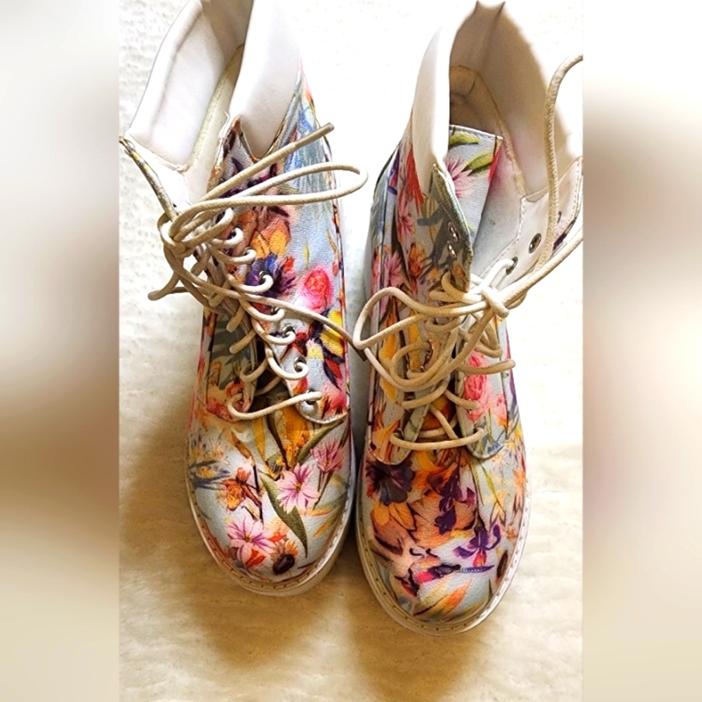 Qupid floral platform boots size 7